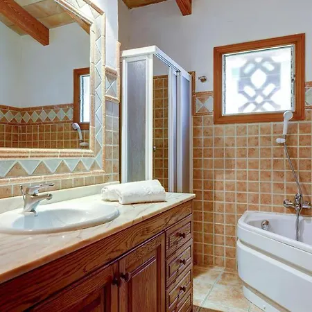 Villa Sleeps 6 Pool Air Con Wifi